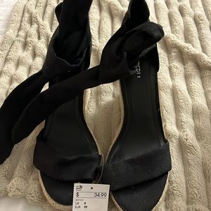 Women’s black wedges